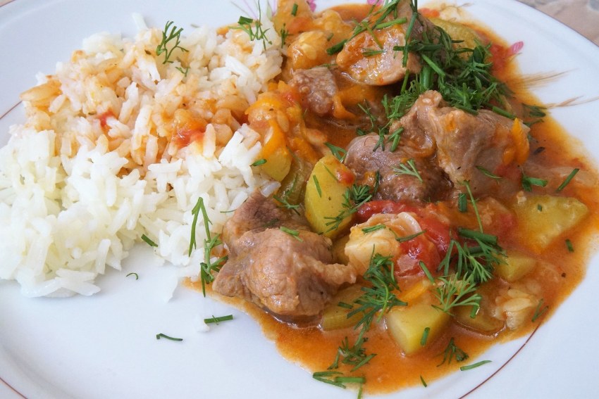 Свинина тушеная с овощами