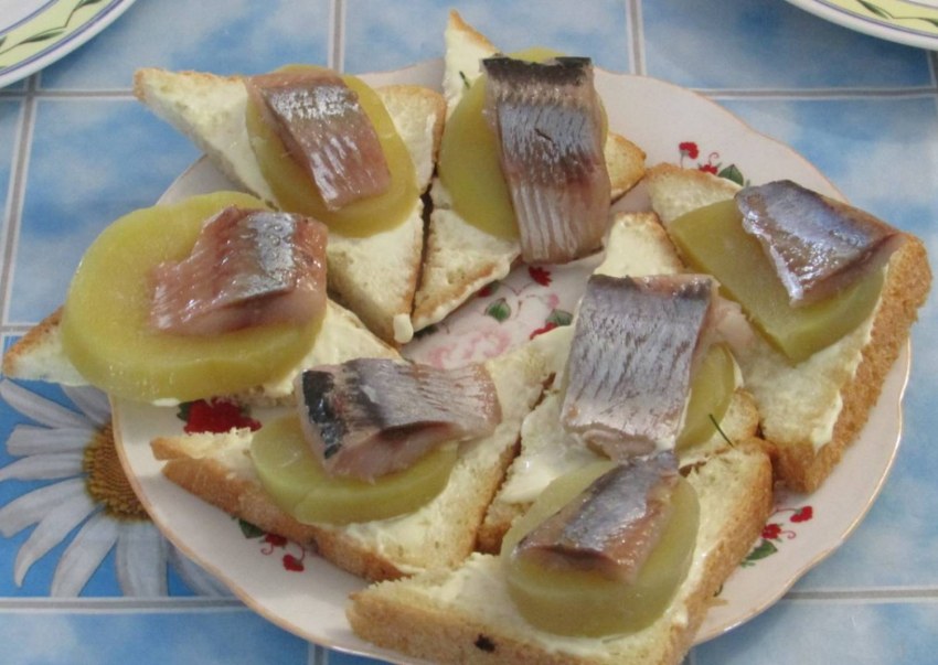 Бутерброды с кусочками сельди