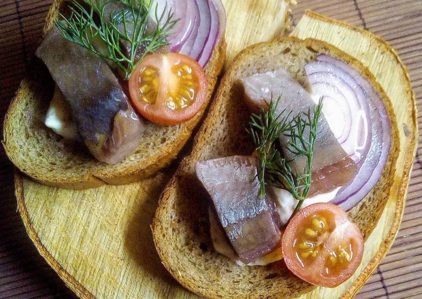 Бутерброд с килькой и яйцом
