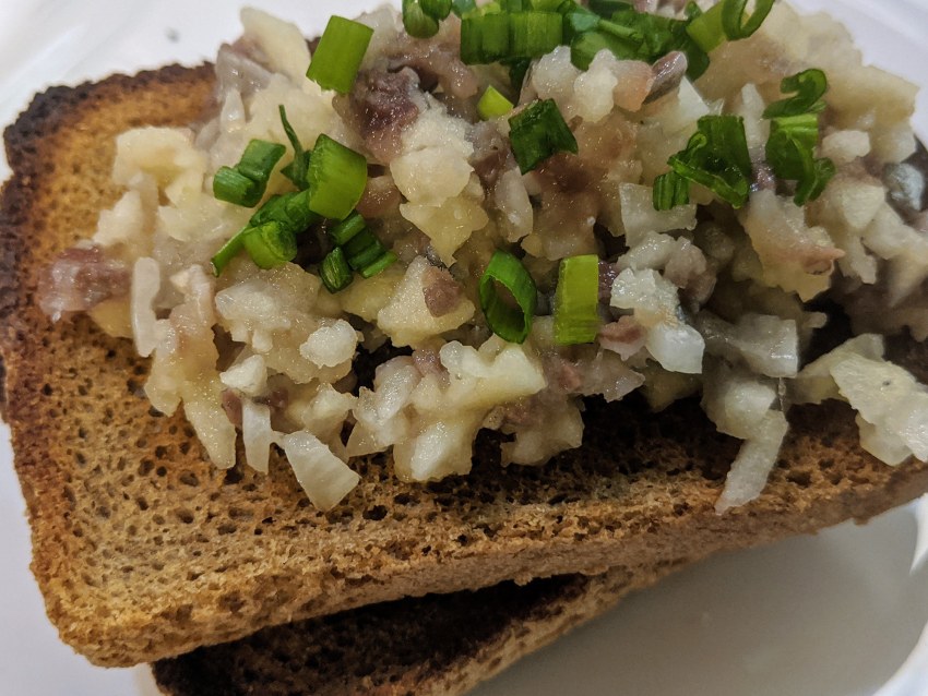 Бутерброды с маслом и селедкой