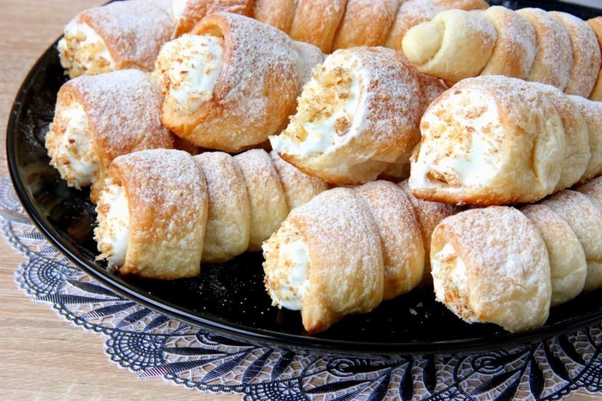 Сахарные трубочки с кремом