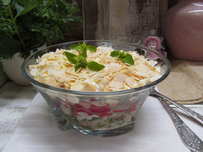 Салат Хуторок с копченой курицей