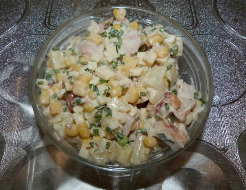 Салат с копчёной грудкой и ананасом