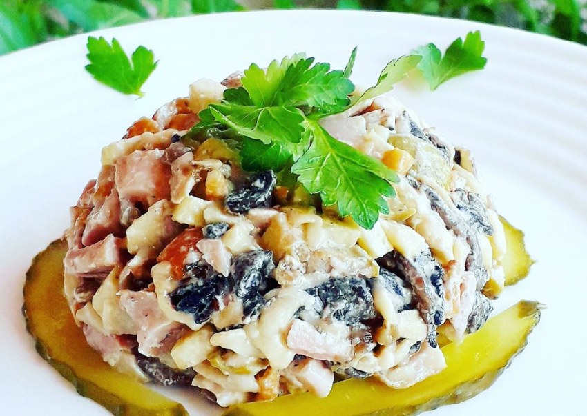 Салат с курицей помидорами и огурцами