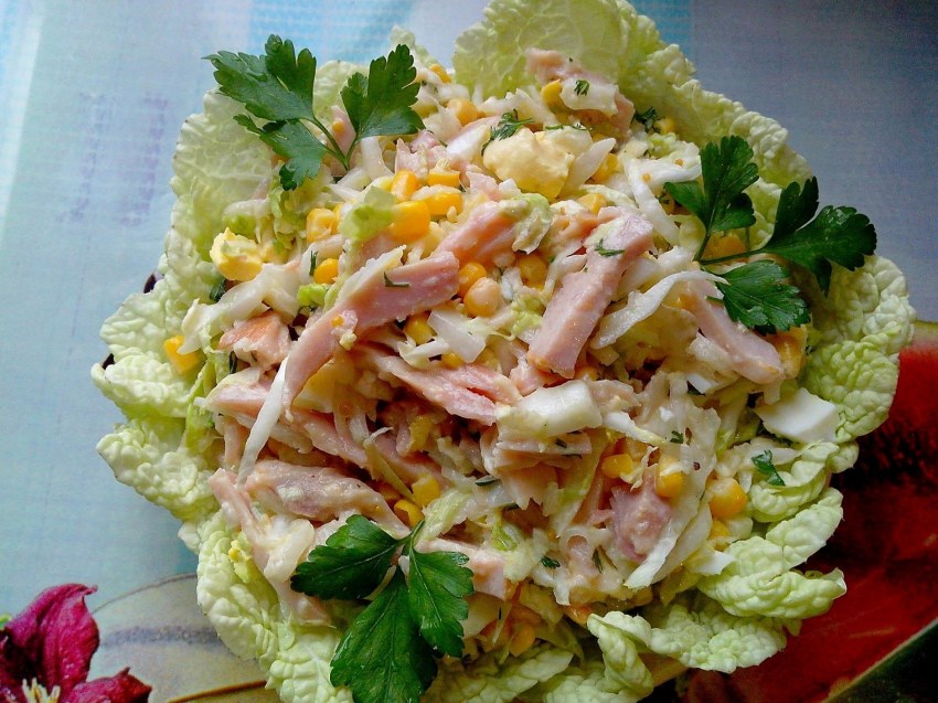 Салат с ананасом и курицей и шампиньонами