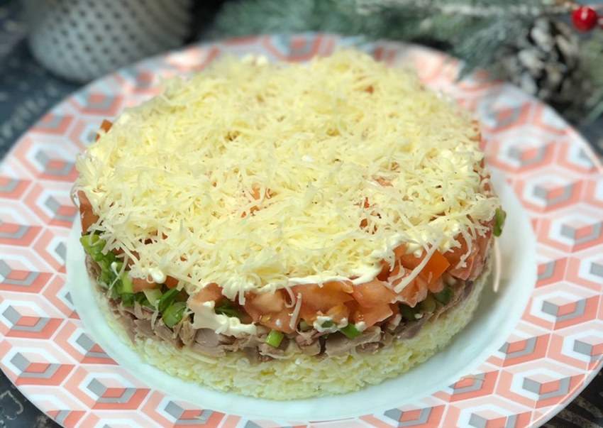 Салат с ананасом и курицей копченой