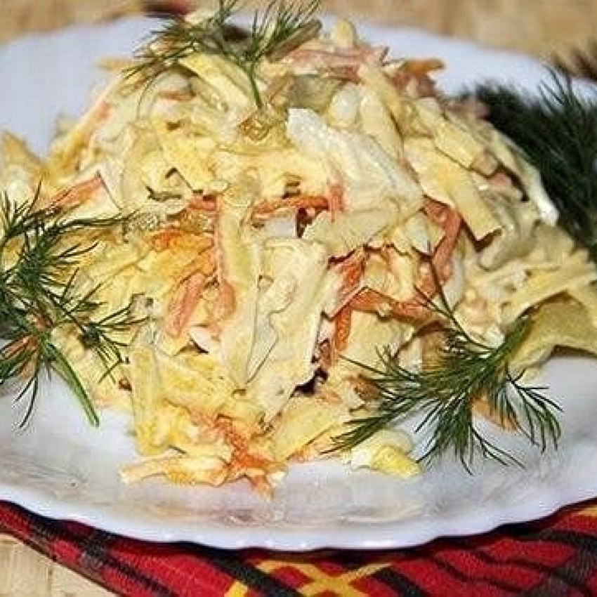 Салат баварский с курицей и сухариками и помидорами