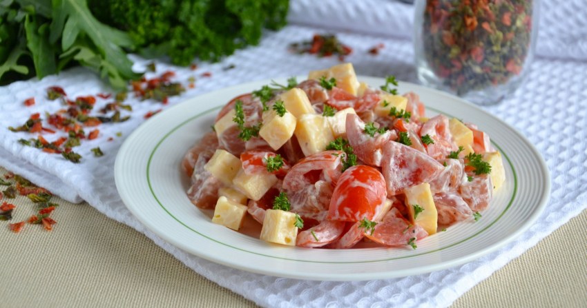 Салат с ананасом и курицей и сыром и грецким орехом