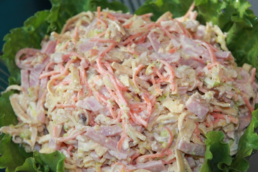 Салат с майонезом копченый курицей