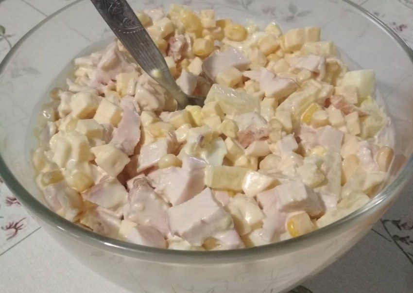 Салат с блинчиками и курицей