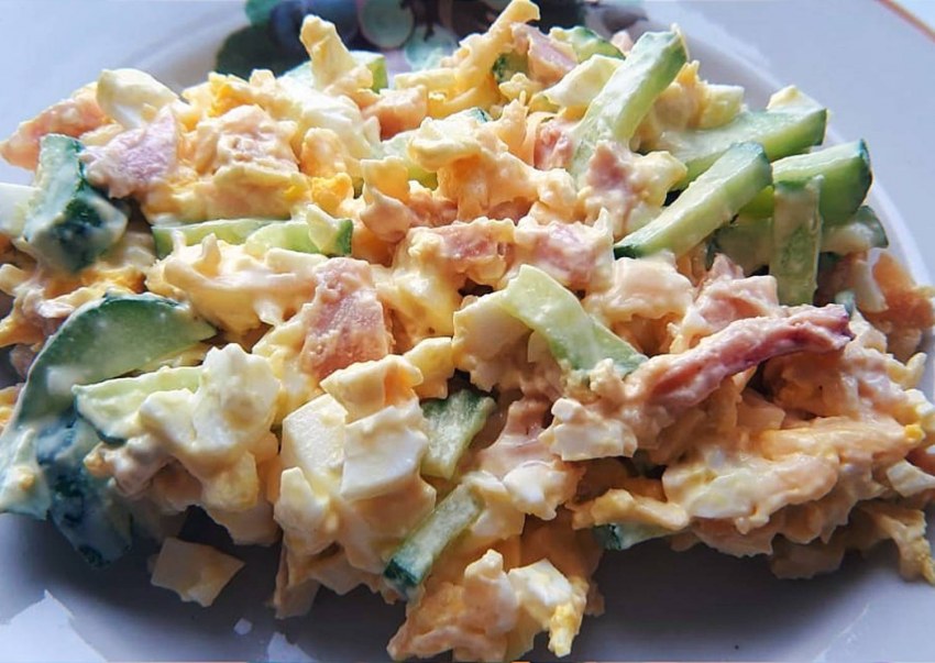 Салат с ананасом и курицей и сыром