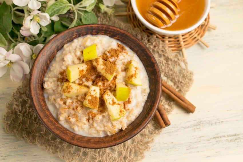 Овсянка с карамелизованными яблоками