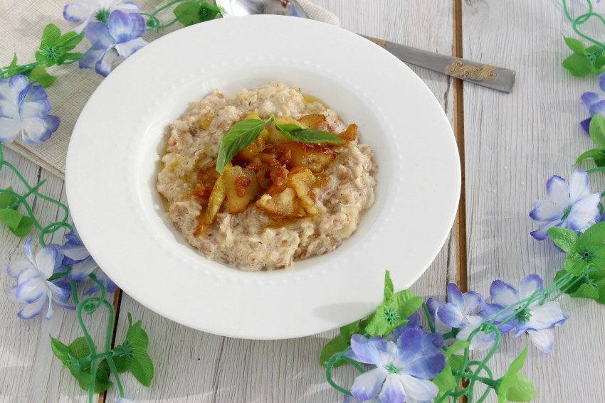 Рисовая каша с яблоками