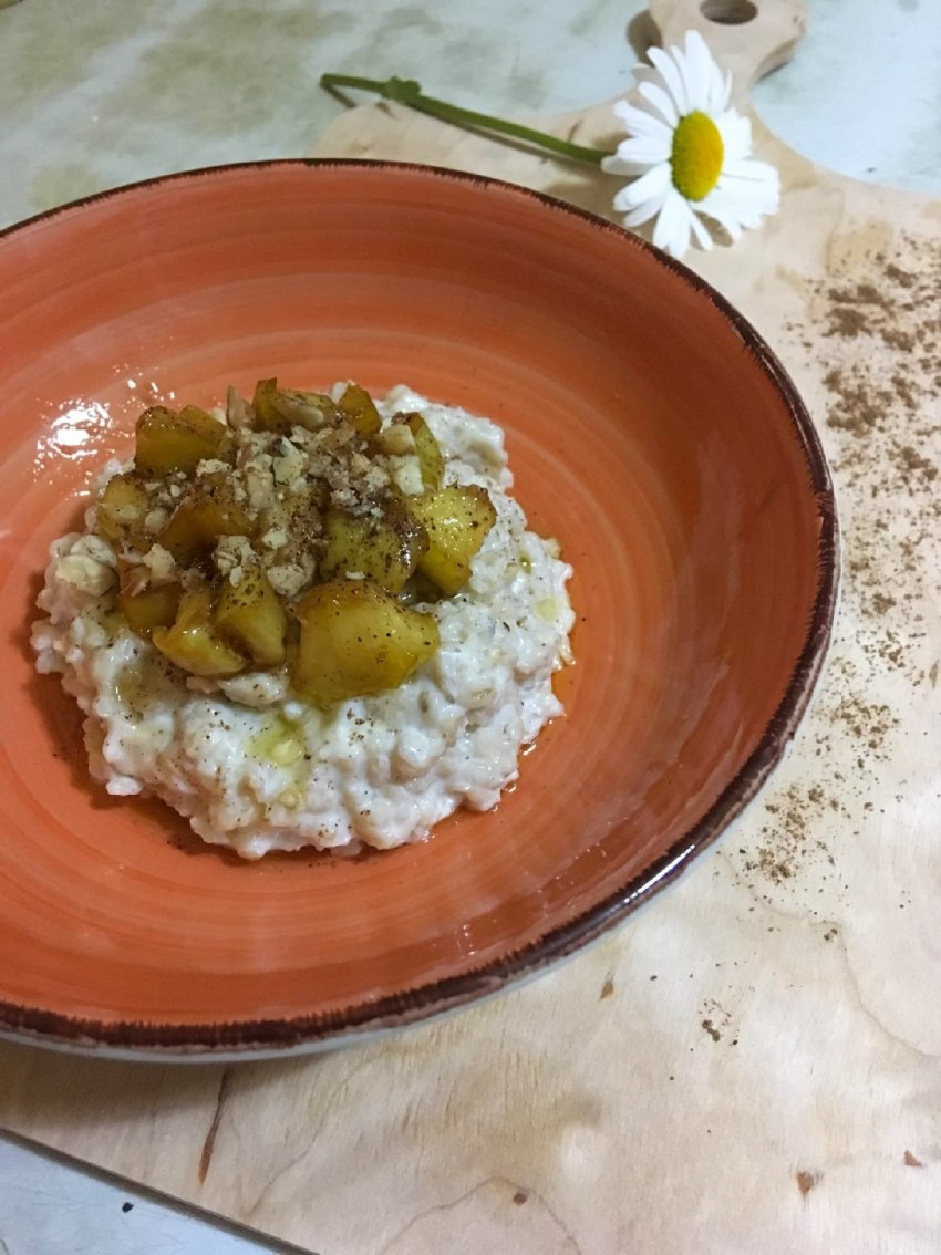 Овсянка с карамелизованными яблоками