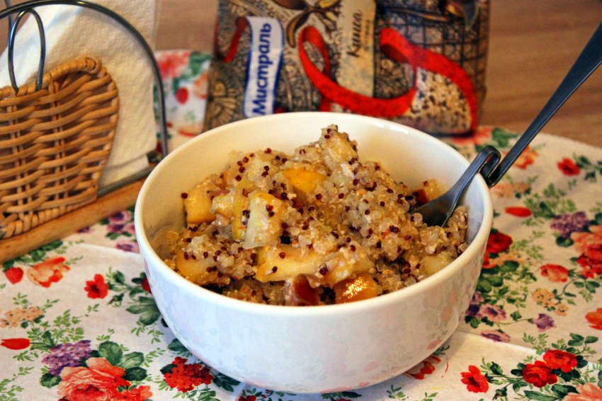 Кукурузная каша с карамелизированными яблоками