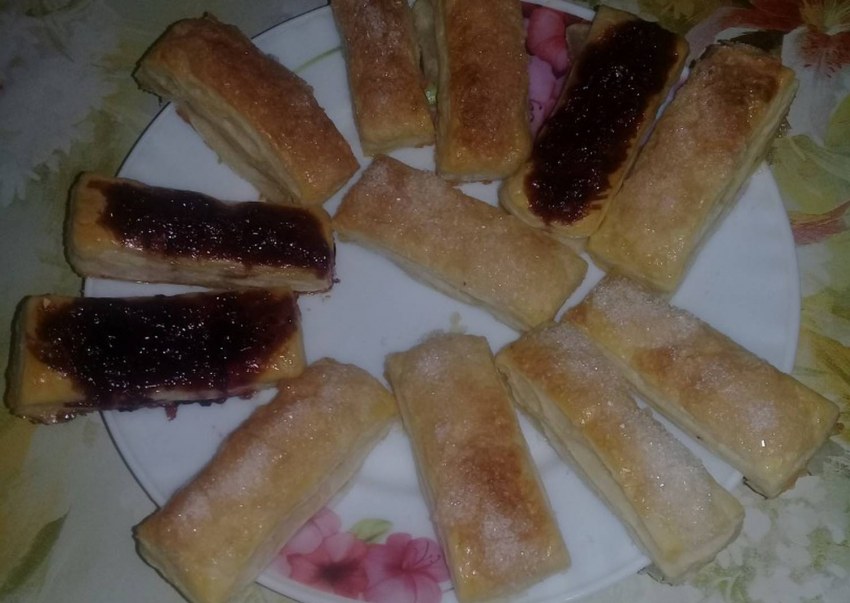 Язычки из слоеного теста