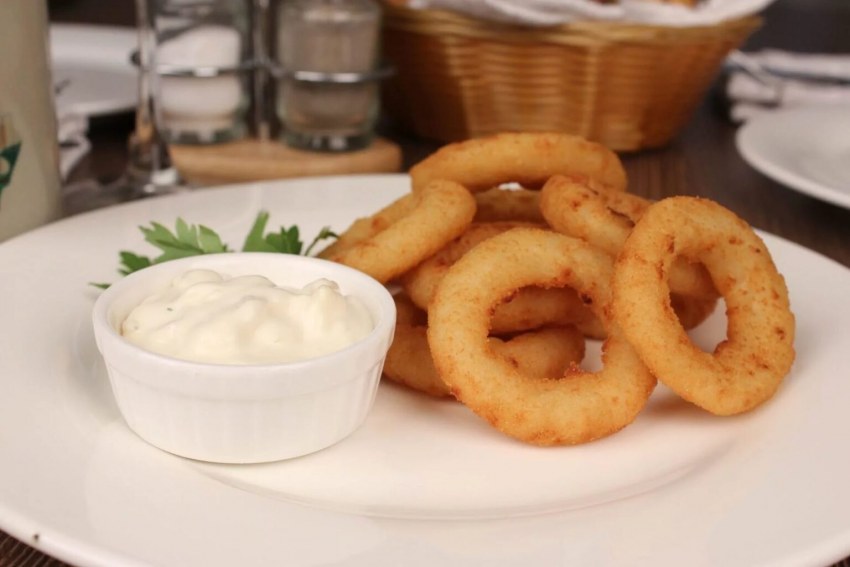 Кальмары жареные с луком