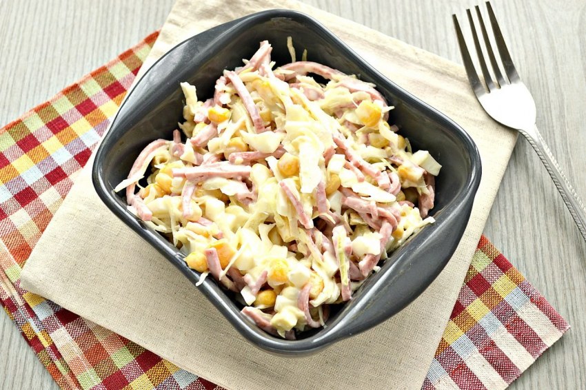 Салат с початками кукурузы,корнишоны