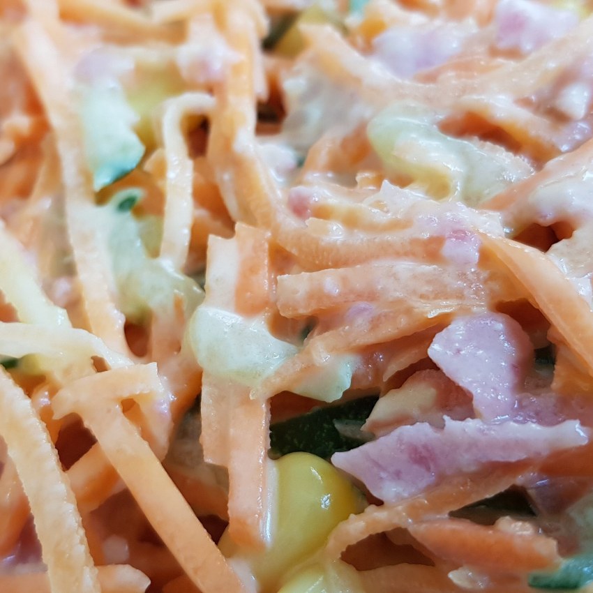 Салат из пекинской капусты с кукурузой и колбасой