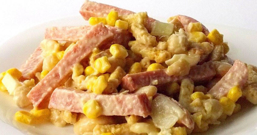 Быстрый салат с копченой колбасой