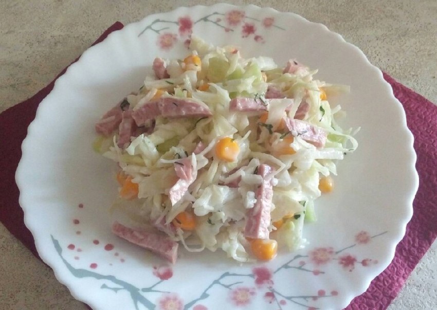 Салат с морковкой и кукурузой и колбасой