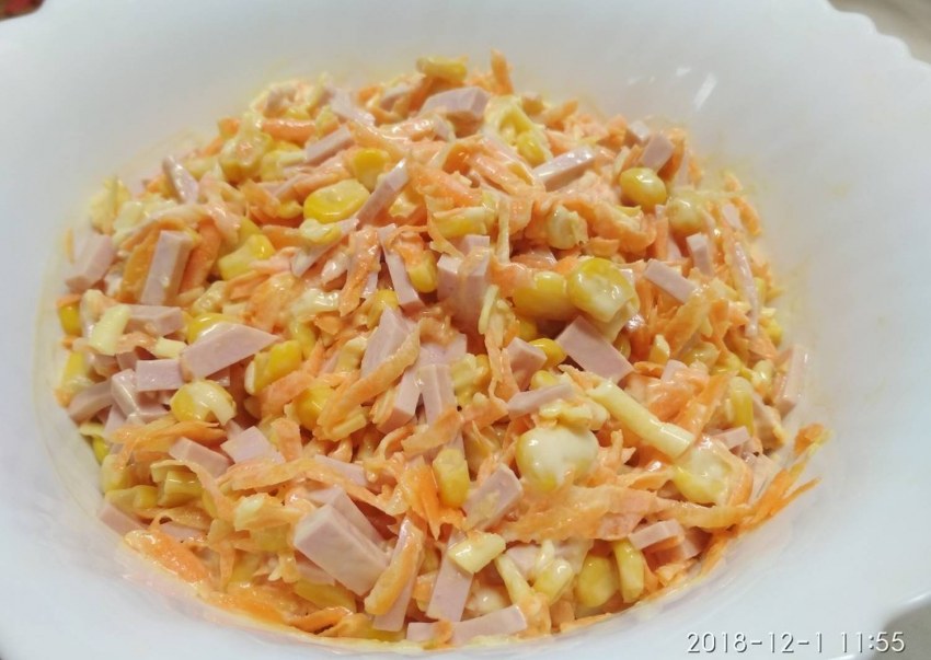 Салат с вареной морковкой и колбасой