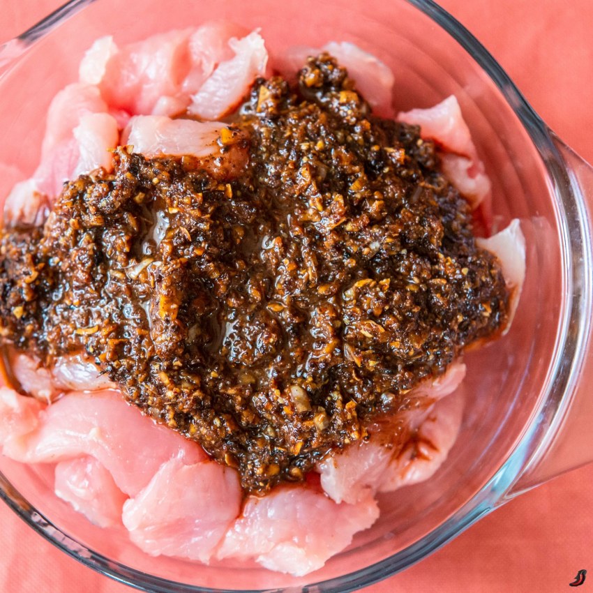 Кругляшками накрошила водой залила приправы добавила