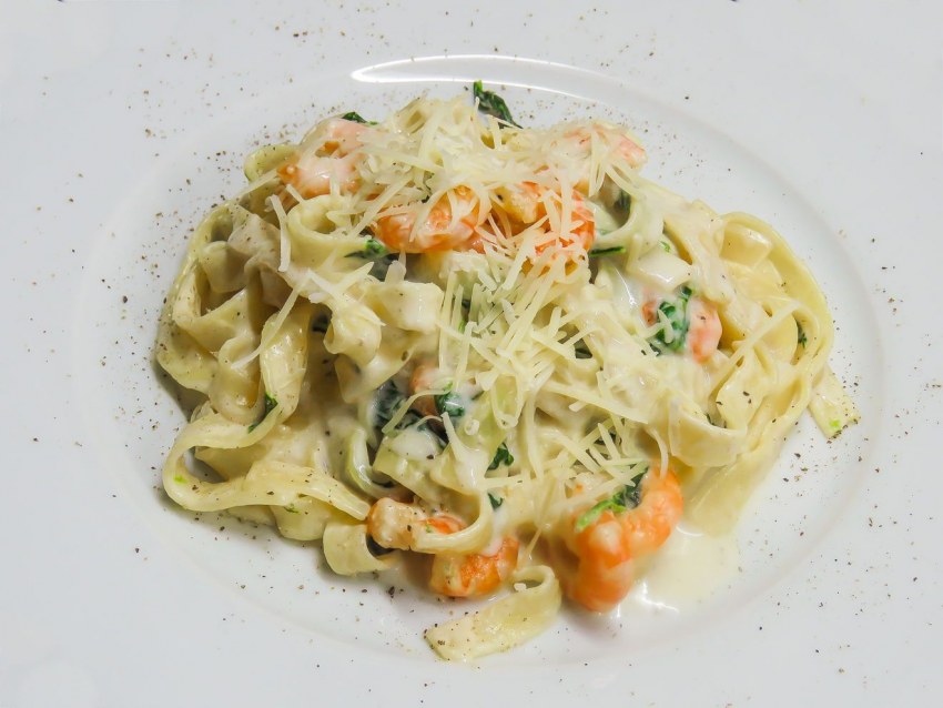 Салат с креветками и макаронами