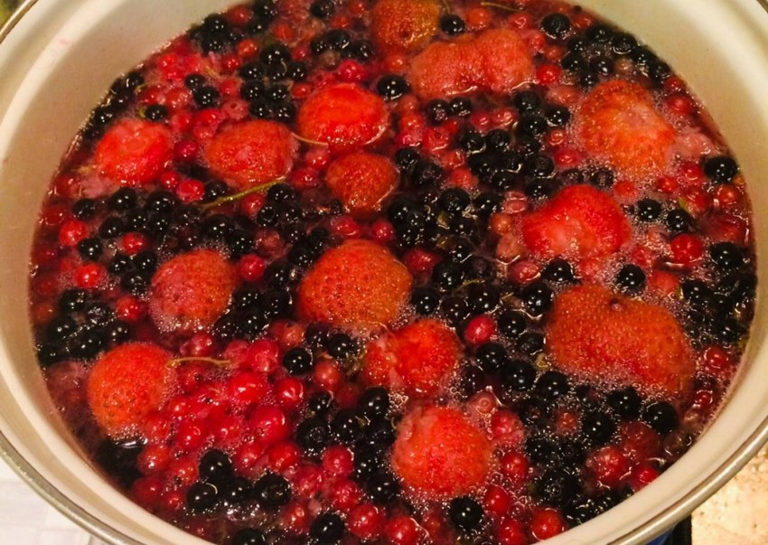 Пирог ревень с клубникой