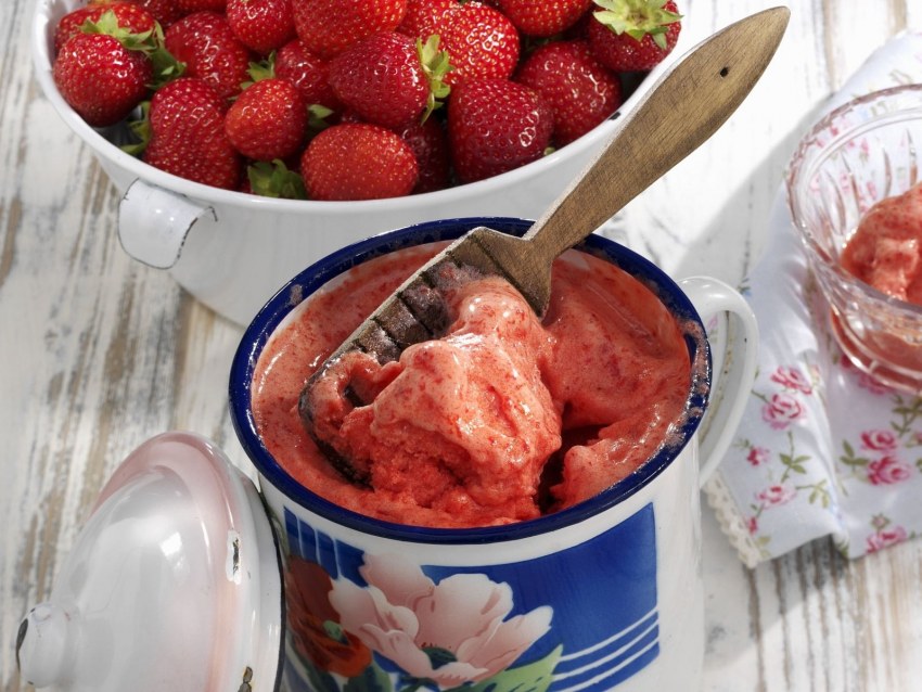 Десерт с замороженной клубникой