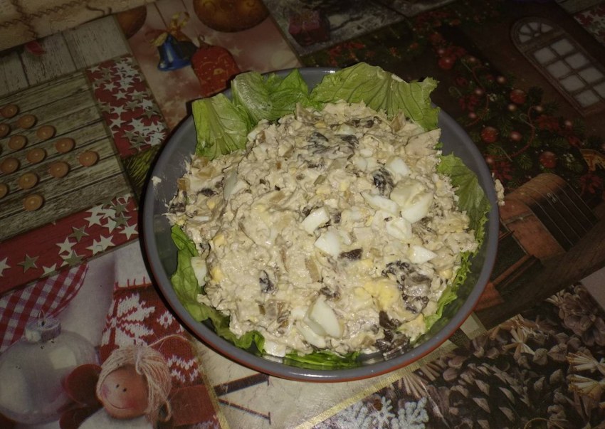 Салат с курицей и шампиньонами и сыром