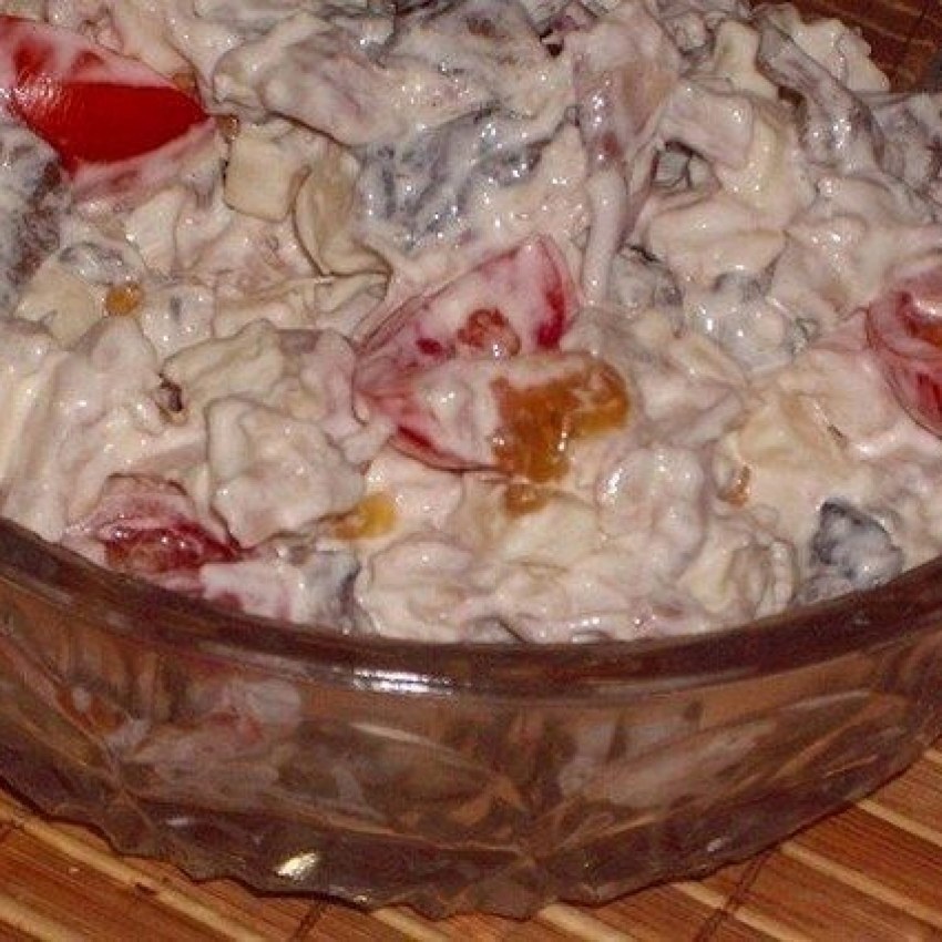 Салат из курицы с ананасами и сыром и яйцами