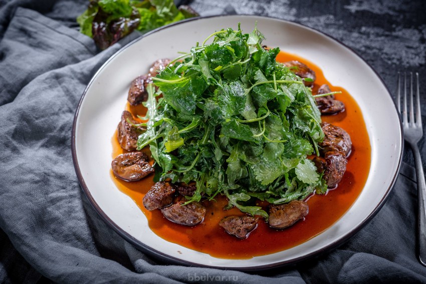 Теплый салат с куриной печенью