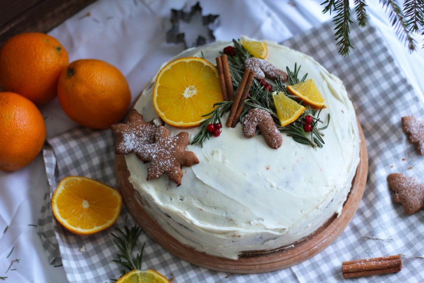 Украшение торта бананами и мандаринами