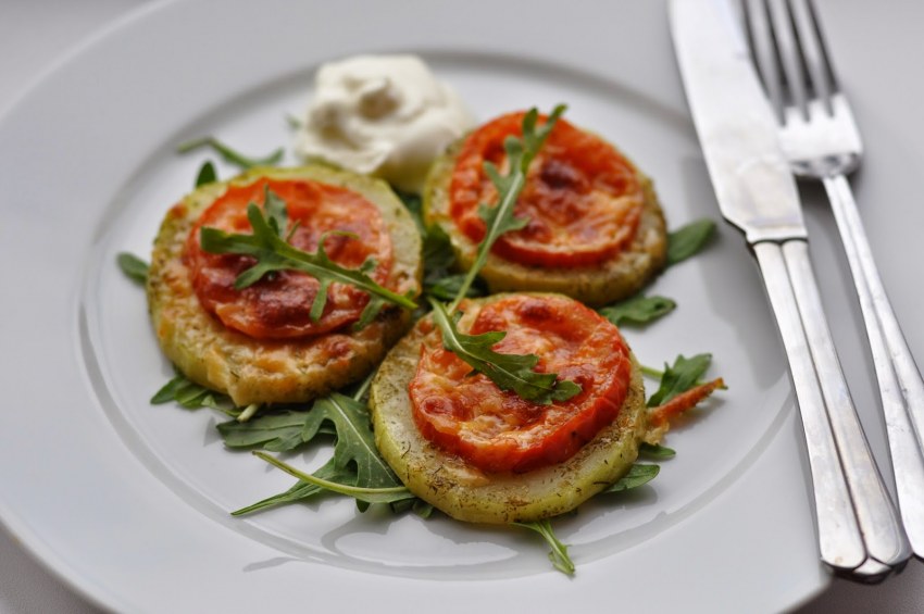 Кабачки запеченные с помидорами и сыром
