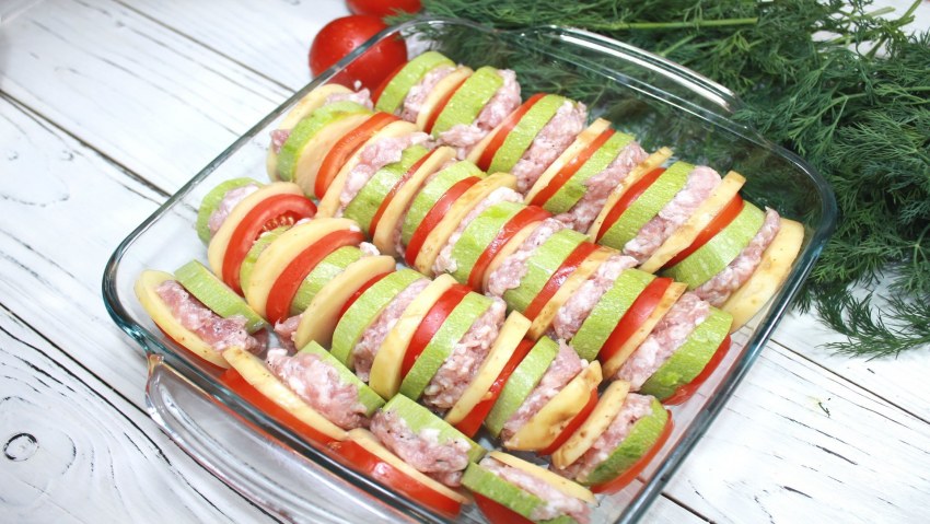 Кабачки с сосисками в духовке