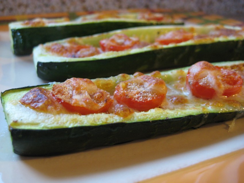 Кабачки с ветчиной и сыром в духовке