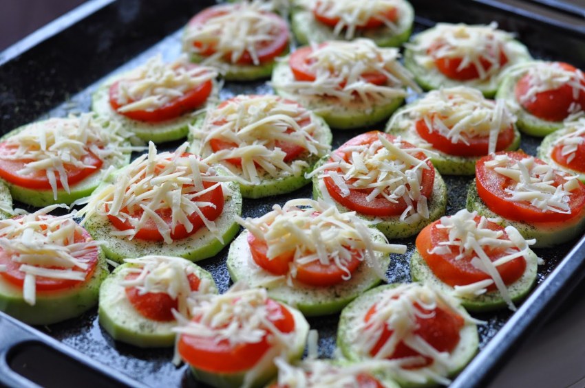 Кабачки в духовке с помидорами и сыром и чесноком