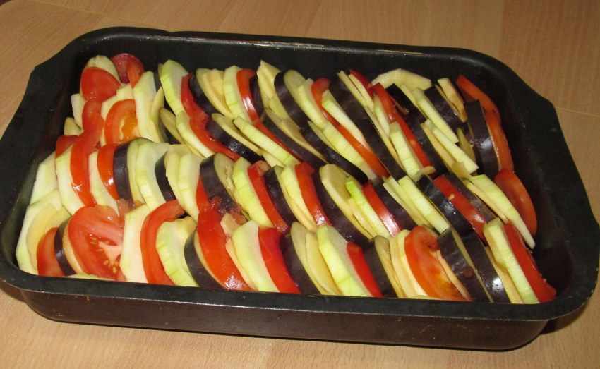Кабачки с сыром и чесноком и помидорами
