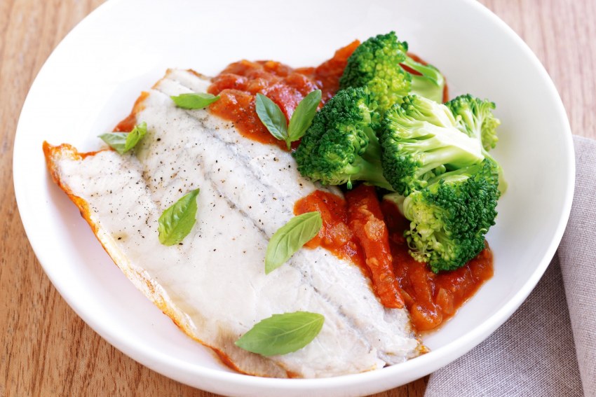 Белая рыба с соусом и овощами