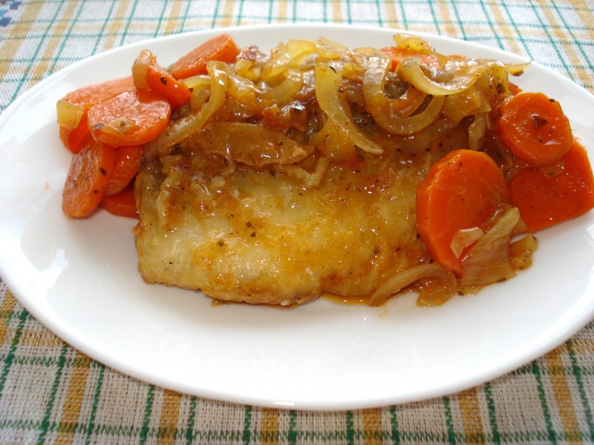 Жареная рыба с овощами