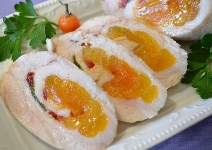 Куриные рулетики с курагой