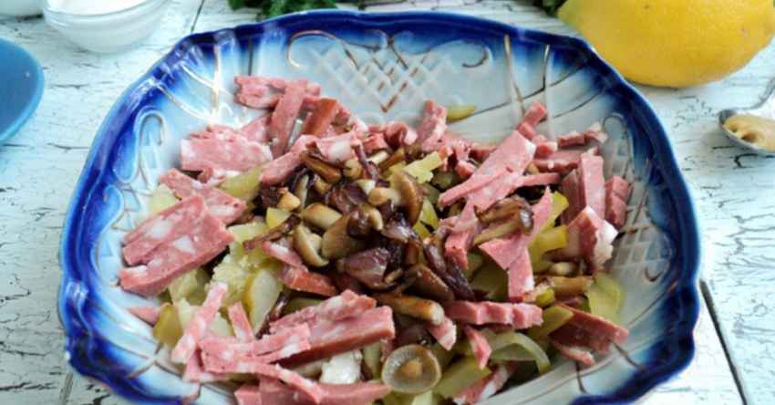 Салат с крабовыми палочками и кукурузой и колбасой копченой