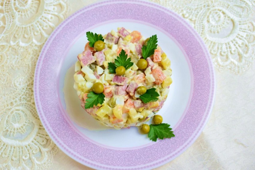 Салат скапченой колбасой