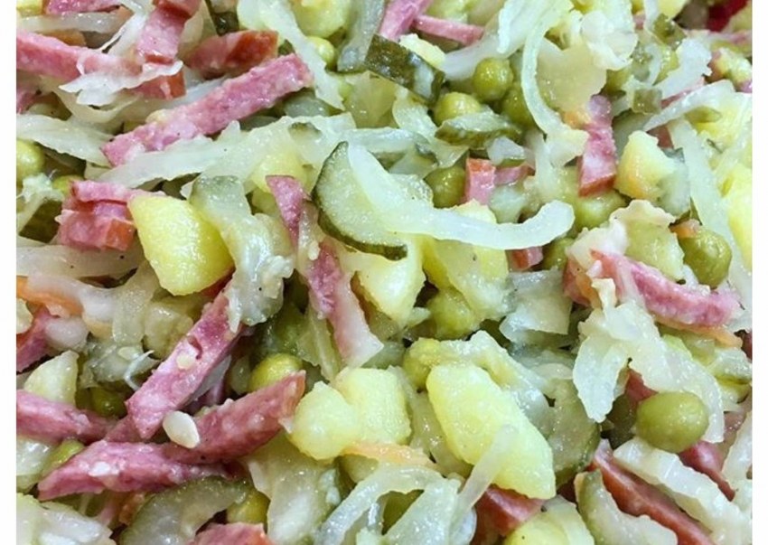 Салат Уралочка с копченой колбасой и солеными огурцами.