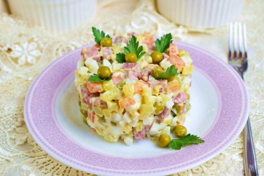 Салат с копченой колбасой и морковью