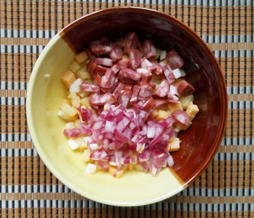 Салат с колбасой и овощами