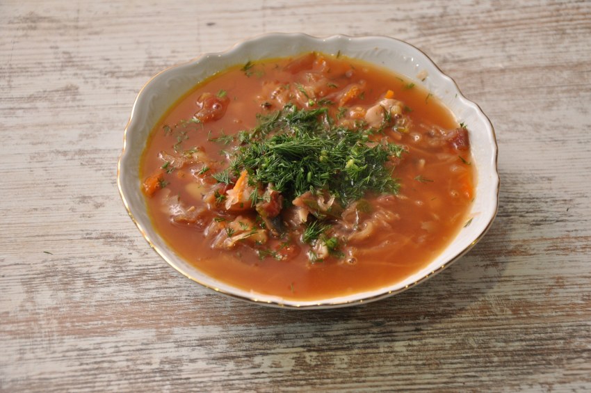 Суп с квашеной капустой и курицей и курицей