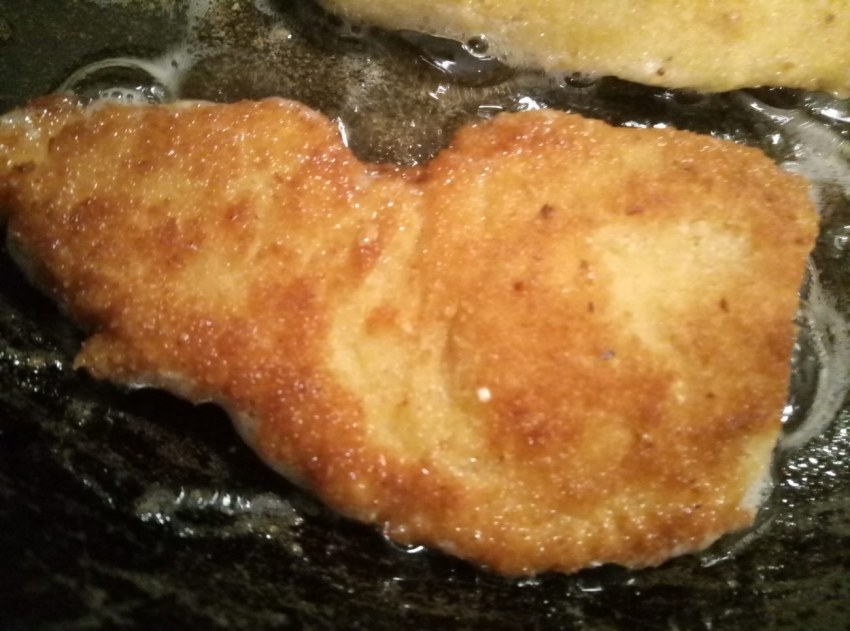 Отбивные из куриной грудки на сковороде