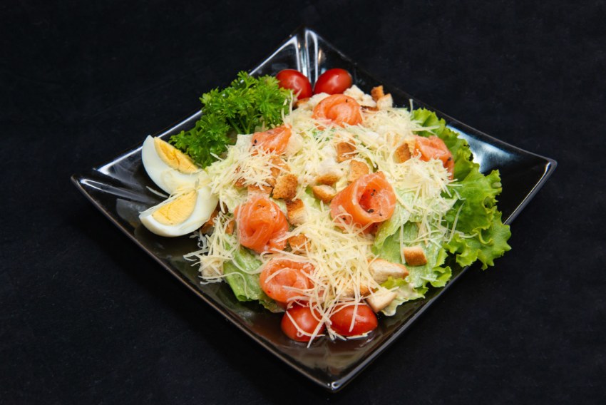 Салат с гренками и курицей